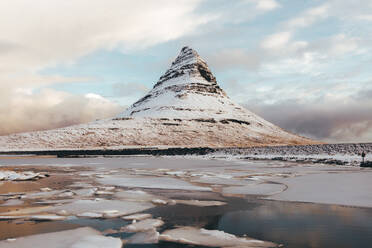 Scenic View of Snow Covered Mountain gegen den Himmel - EYF00239