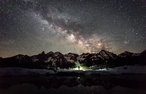 Landschaftliche Ansicht der bayerischen Alpen gegen Sternenfeld bei Nacht - EYF00249