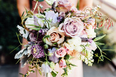Nahaufnahme der Braut mit Blumenstrauß - EYF00337
