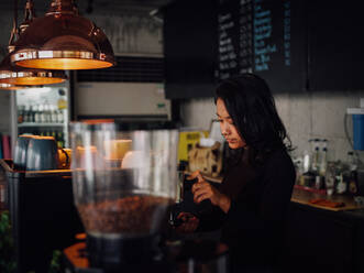 Barista im Cafe arbeiten - EYF00359