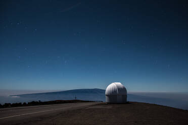 Mauna Kea Observatorien mit Vulkan gegen den Himmel - EYF00395