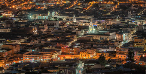 Luftaufnahme der Stadt bei Nacht - EYF00440