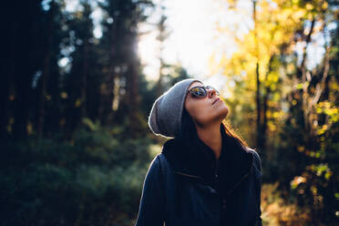 Frau mit Sonnenbrille im Wald - EYF00443