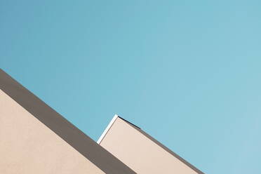 Low Angle View of Building gegen klaren blauen Himmel - EYF00465