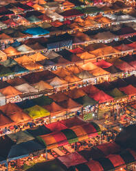 High Angle View of bunten Zelten auf dem Markt in der Nacht - EYF00476