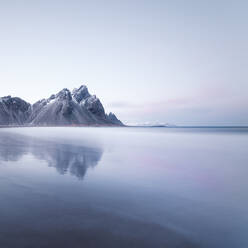 Scenic Blick auf den See von schneebedeckten Bergen gegen den Himmel - EYF00478