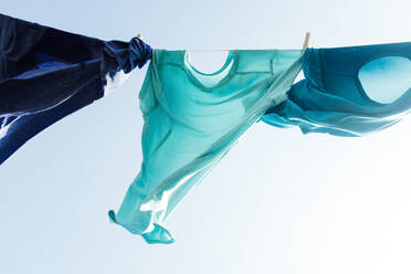 Low Angle View of Clothes Trocknen gegen Himmel - EYF00502