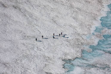 Luftaufnahme von Menschen auf Schnee bedeckten Berg - EYF00508