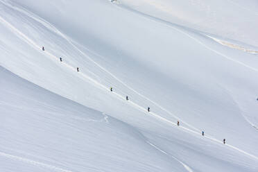 Wanderer auf schneebedecktem Berg - EYF00519