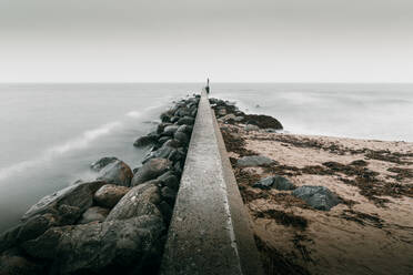 Stützmauer am Strand gegen den Himmel - EYF00538