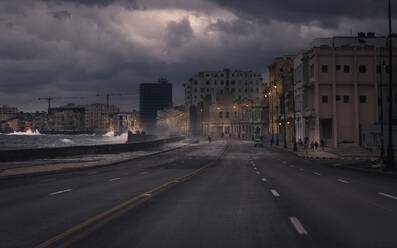Straße am Meer in der Stadt während des Sturms - EYF00541