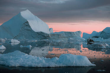 Eisberg im Meer gegen bewölkten Himmel bei Sonnenuntergang - EYF00564