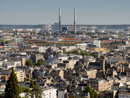 Skyline der Stadt in Richtung Seine-Mündung mit den ikonischen Doppelschornsteinen, Le Havre, Normandie, Frankreich, Europa - RHPLF13917