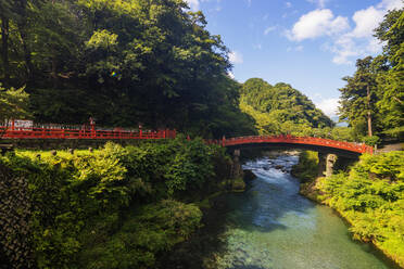 Shinkyo Bashi-Brücke über den Fluss Daiya, Nikko, UNESCO-Weltkulturerbe, Präfektur Tochigi, Honshu, Japan, Asien - RHPLF13959