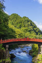 Shinkyo Bashi-Brücke über den Fluss Daiya, Nikko, UNESCO-Weltkulturerbe, Präfektur Tochigi, Honshu, Japan, Asien - RHPLF13966