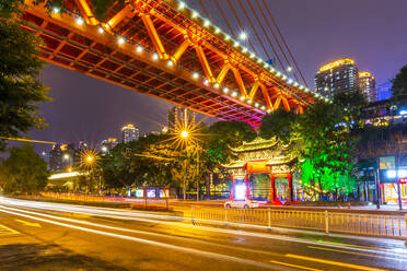 Blick auf die Masangxi-Brücke und Gebäude in der Nähe des buddhistischen Arhat-Tempels in der Abenddämmerung, Bezirk Yuzhong, Chongqing, China, Asien - RHPLF13985