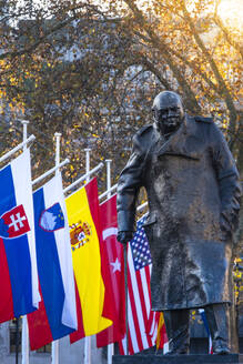 Parliament Square, Winston Churchill-Statue und NATO-Fahnen, Westminster, London, England, Vereinigtes Königreich, Europa - RHPLF14005