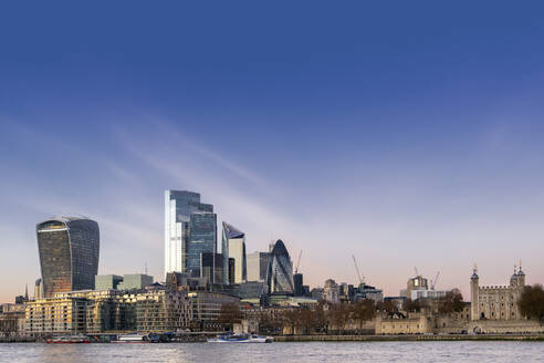 Skyline der Londoner City mit dem Tower of London, dem Gherkin, dem Scalpel und Twenty Two Bishopsgate, dem höchsten Gebäude der City, London, England, Vereinigtes Königreich, Europa - RHPLF14007