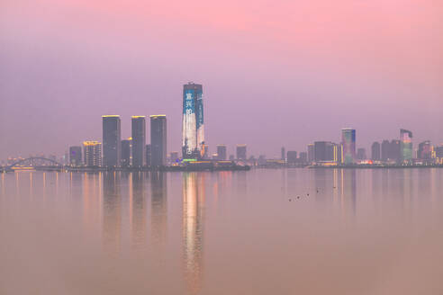 Die Skyline der Stadt Yixing, Hauptstadt der Keramikindustrie in Jiangsu, China, Asien - RHPLF14010