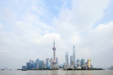 Die Skyline der Stadt Shanghai mit dem Oriental Pearl TV Tower, dem Shanghai Tower und dem Shanghai World Financial Center, Pudong, Shanghai, China, Asien - RHPLF14012