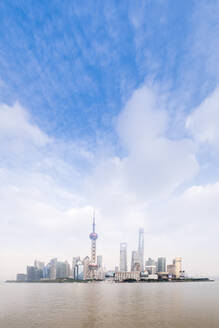 Die Skyline der Stadt Shanghai mit dem Oriental Pearl TV Tower, dem Shanghai Tower und dem Shanghai World Financial Center, Pudong, Shanghai, China, Asien - RHPLF14013
