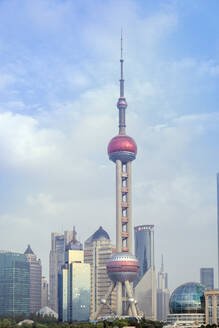 Der Oriental Pearl Fernsehturm im Stadtteil Pudong in Shanghai, China, Asien - RHPLF14016