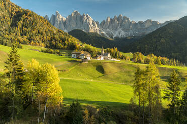 Sonnenuntergang über der Geislergruppe und dem Dorf Santa Magdalena, Fünser Tal, Dolomiten, Provinz Bozen, Südtirol, Italien, Europa - RHPLF14018