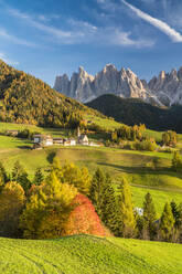 Sonnenuntergang über der Geislergruppe und dem Dorf Santa Magdalena im Herbst, Funes Tal, Dolomiten, Bozen, Südtirol, Italien, Europa - RHPLF14019