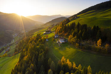 Sonnenstrahl bei Sonnenuntergang beleuchtet die warmen Farben des Herbstes im Fünser Tal, Luftaufnahme, Dolomiten, Provinz Bozen, Südtirol, Italien, Europa - RHPLF14020