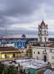 Blick auf die Kirche Nuestra Senora De La Merced und die Plaza de los Trabajadores, Camaguey, UNESCO-Weltkulturerbe, Provinz Camaguey, Kuba, Westindien, Karibik, Mittelamerika - RHPLF14028