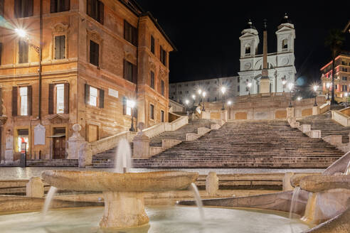 Beleuchtete Nachtansicht der Piazza di Spagna mit leerer Spanischer Treppe, Barcaccia-Brunnen und Trinita dei Monti-Kirche, Rom, Latium, Italien, Europa - RHPLF14047