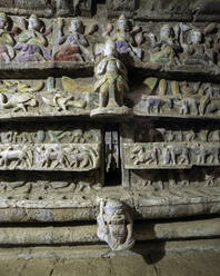 Steinmetzarbeiten in einem der unterirdischen Gänge des Shitthaung-Tempels mit sichtbarer Originalfarbe, Mrauk U, Rakhine, Myanmar (Burma), Asien - RHPLF14056