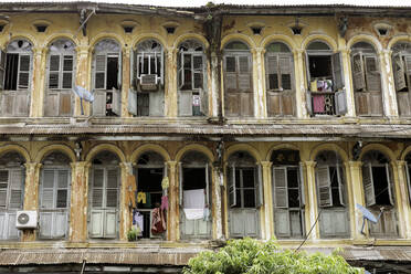 Der erste und zweite Stock eines alten kolonialen Wohnhauses in Chinatown, mit Torbögen und Holztüren, Yangon (Rangun), Myanmar (Birma), Asien - RHPLF14063