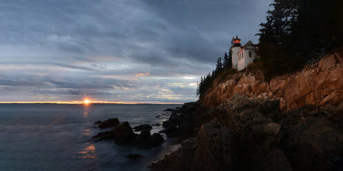 Bass Harbor Headlight bei Sonnenuntergang, Maine, New England, Vereinigte Staaten von Amerika, Nordamerika - RHPLF14066