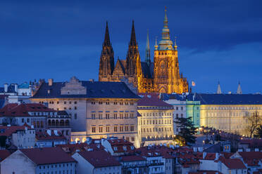 Abendlicher Blick auf die Prager Burg vom Petrin-Hügel aus, Tschechische Republik. - CAVF77038