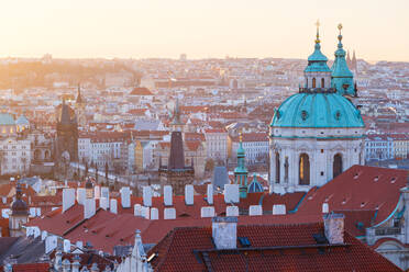Sonnenaufgang mit Blick auf die St.-Nikolaus-Kirche und die Altstadt von Prag. - CAVF77040
