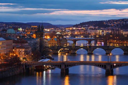 Abendlicher Blick auf das historische Stadtzentrum von Prag und den Fluss Vltava. - CAVF77043