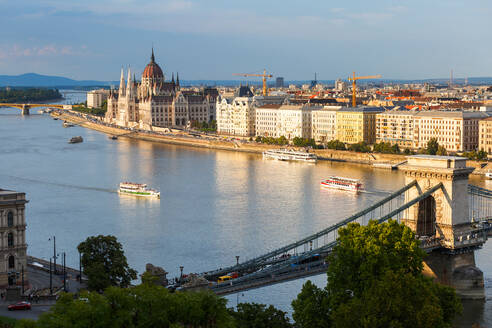 Blick auf das ungarische Parlament von der Budaer Burg in Budapest. - CAVF77044