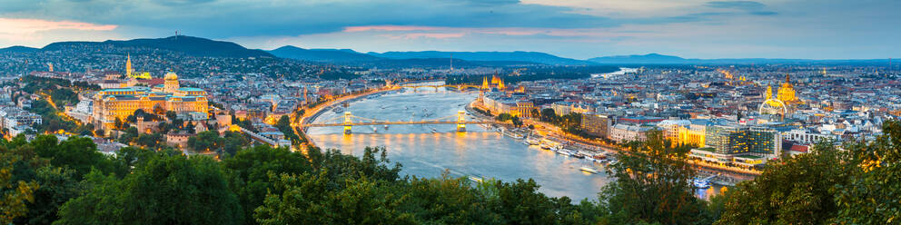 Panoramablick auf die Budaer Burg und die Donau von der Citadella aus. - CAVF77046