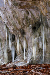 Eisformationen in der Mazarna-Höhle im Velka-Fatra-Nationalpark. - CAVF77054