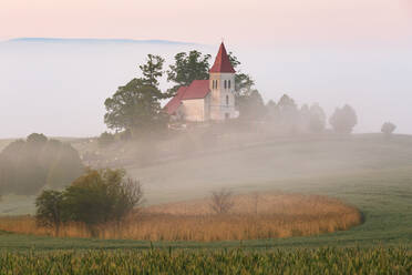 Gotische Kirche auf einem Friedhof in der Region Turiec, Slowakei. - CAVF77057