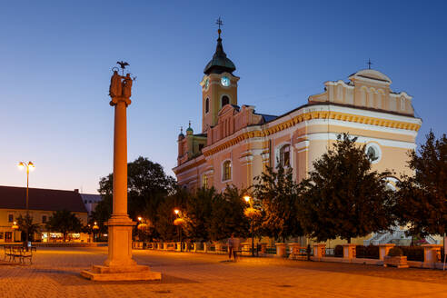 Barocke Kirche auf dem Hauptplatz von Topolcany, Slowakei. - CAVF77058