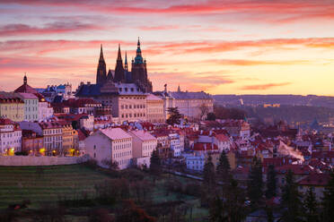 Sonnenaufgangsansicht der Prager Burg vom Petrin-Hügel aus, Tschechische Republik. - CAVF77092