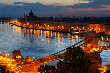 View of Hungarian parliament and the Chain Bridge in Budapest. - CAVF77096