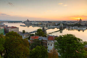 Blick auf die Kettenbrücke, das Parlament und die Stephansbasilika. - CAVF77098