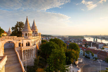 Morgendlicher Blick auf die Fischerbastei im historischen Stadtzentrum von Buda. - CAVF77099