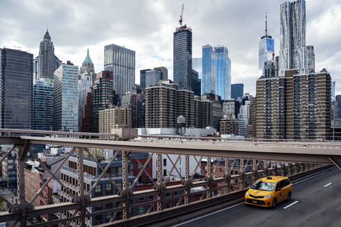 Blick auf die New Yorker Skyline von der Brooklyn Bridge aus - CAVF77101