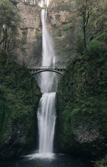 Die Multnomah Falls, die größten in Oregon, sind eine wichtige Touristenattraktion. - CAVF77110