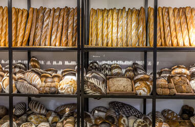 Nahaufnahme von gebackenen Broten in der Bäckerei - EYF00650