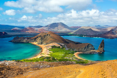 Scenic View of Mountain inmitten des Meeres auf Galapagos-Inseln gegen bewölkten Himmel - EYF00660